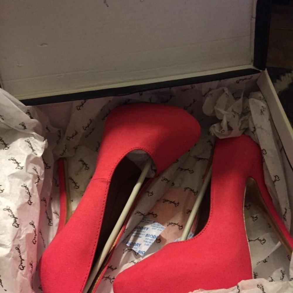 Size 7 1/2 fuchsia pumps new in the box never worn